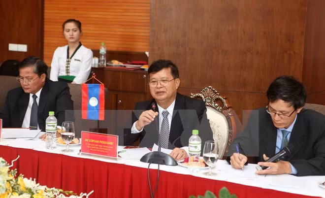 Dirigente parlamentario de Laos recorre la provincia vietnamita ảnh 1