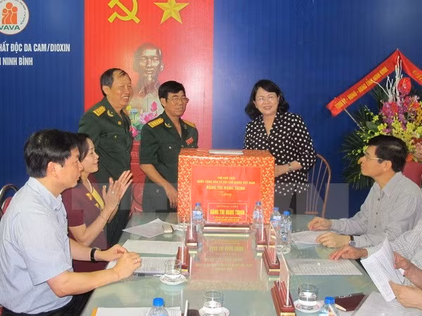 Vicepresidenta de Vietnam otorga becas a niños de provincia sureña de Dong Thap ảnh 1