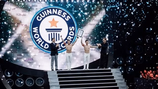 Acróbatas vietnamitas conquistan otro récord Guinness ảnh 1