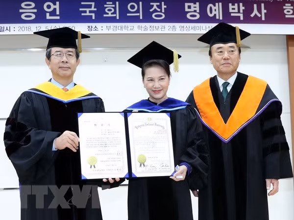 Presidenta del Parlamento de Vietnam recibe título honorífico de universidad sudcoreana ảnh 1