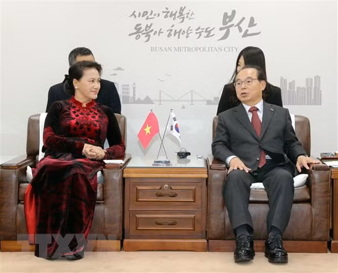 Prensa surcoreana evalúa altamente visita de presidenta del Parlamento vietnamita ảnh 1