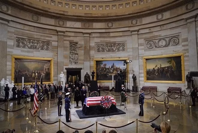 Embajador de Vietnam rinde homenaje al expresidente de Estados Unidos George H.W.Bush ảnh 1