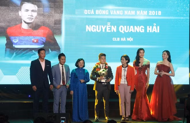 Nguyen Quang Hai se lleva el Balón de Oro de Vietnam 2018 ảnh 1