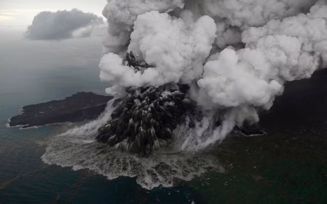 Volcán Anak Krakatoa pierde dos tercios de altura debido a tsunami mortal ảnh 1 Volcán Anak Krakatoa pierde dos tercios de altura debido a tsunami mortal ảnh 1