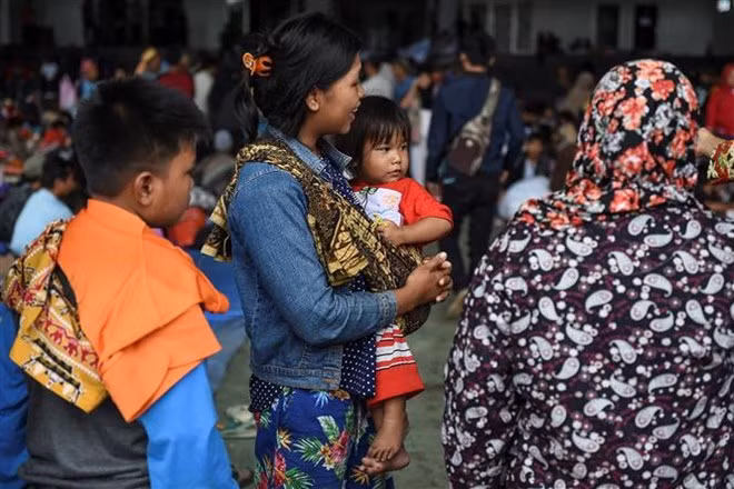 Evacúan a más de 40 mil personas en Indonesia ante riesgo de otro tsunami ảnh 1 Evacúan a más de 40 mil personas en Indonesia ante riesgo de otro tsunami ảnh 1