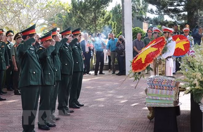 Celebran acto de entierro de restos de mártires vietnamitas en provincias de Gia Lai y Ha Giang ảnh 1 Celebran acto de entierro de restos de mártires vietnamitas en provincias de Gia Lai y Ha Giang ảnh 1