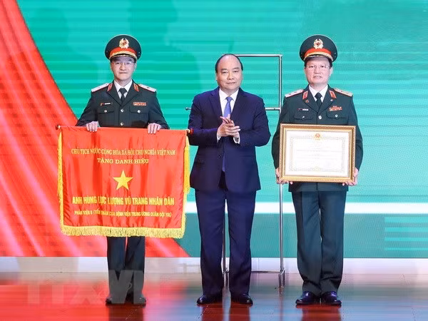 Premier vietnamita entrega título del Héroe de Fuerzas Armadas Populares al Hospital Militar Central ảnh 1