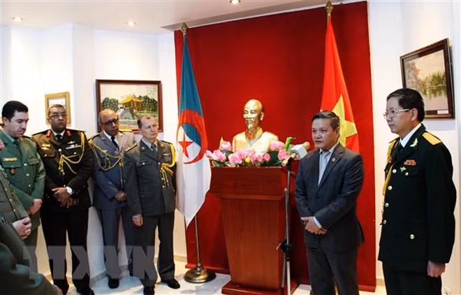 Vietnam desea profundizar cooperación en defensa con Argelia ảnh 1
