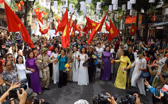 Conmemoran liberación de Hanoi con diversas actividades ảnh 1 Conmemoran liberación de Hanoi con diversas actividades ảnh 1