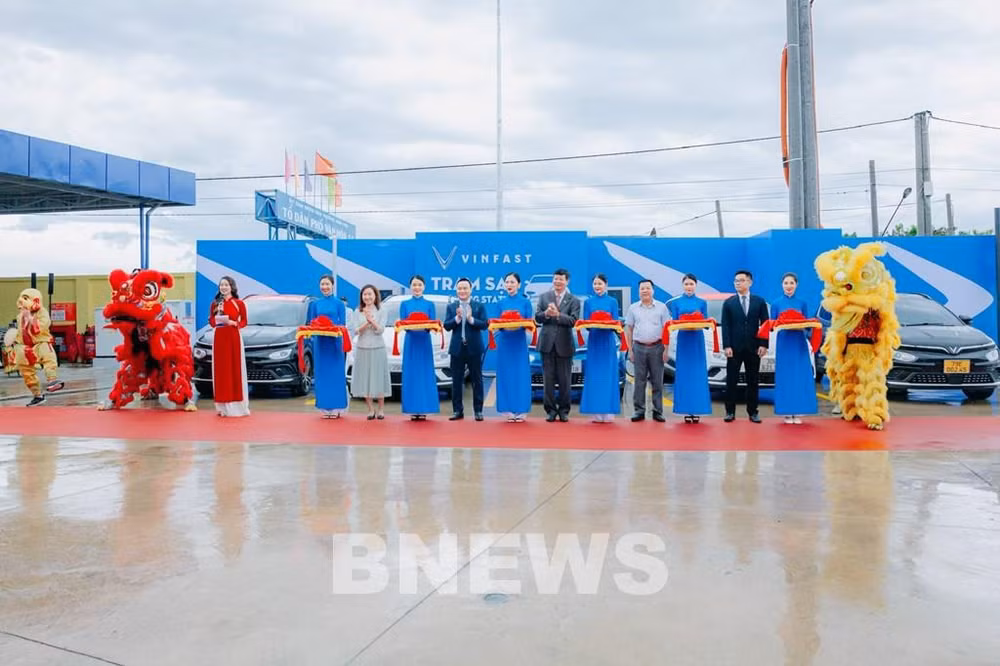 VinFast y Petrolimex lanzan servicio de carga de vehículos eléctricos ảnh 1