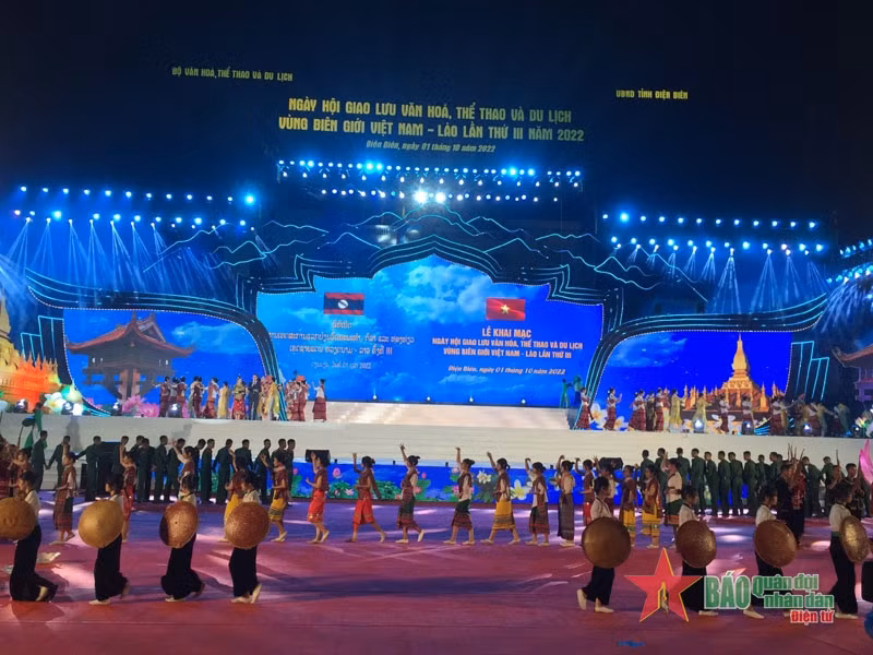 Clausuran Festival de intercambio cultural, deportivo y turístico fronterizo Vietnam-Laos ảnh 3
