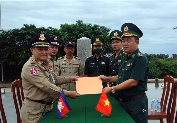 Provincia vietnamita recibe a ciudadanos que regresaron de Camboya ảnh 1