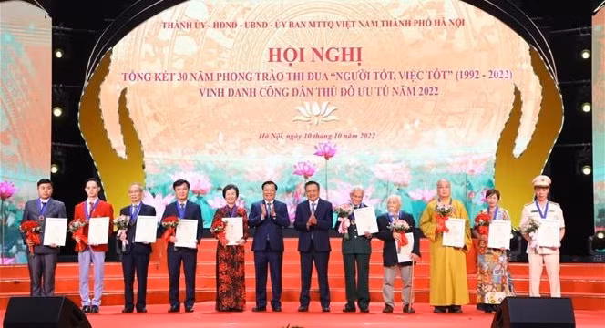 Hanoi honra a diez ciudadanos destacados ảnh 1