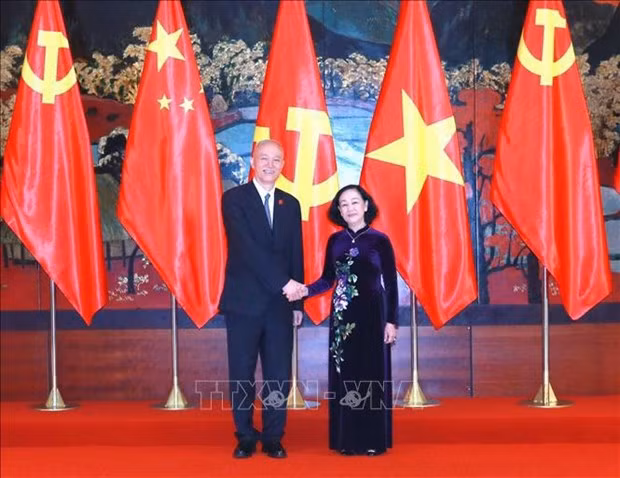 Vietnam da máxima prioridad al desarrollo de nexos con China ảnh 1