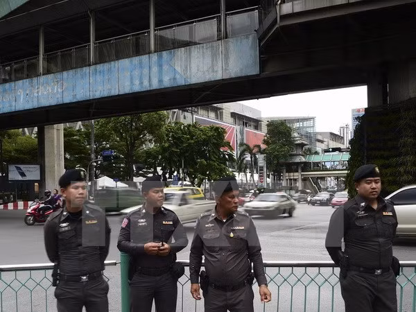 Policía tailandesa asedia templo de secta budista ảnh 1