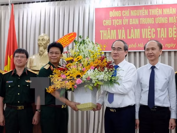 Reconocen aportes de los médicos y empleados de salud en Vietnam ảnh 1
