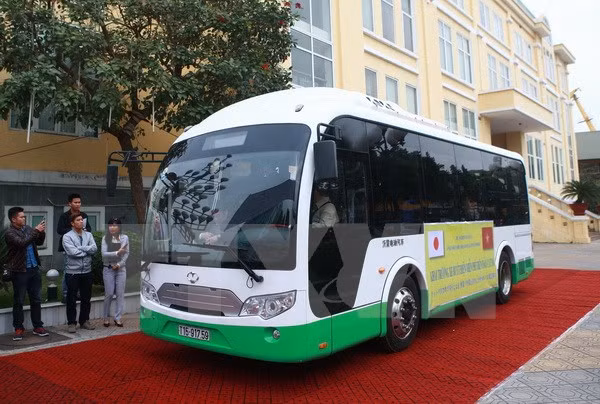Despliegan proyecto piloto de autobús de energía solar en ciudad vietnamita ảnh 1