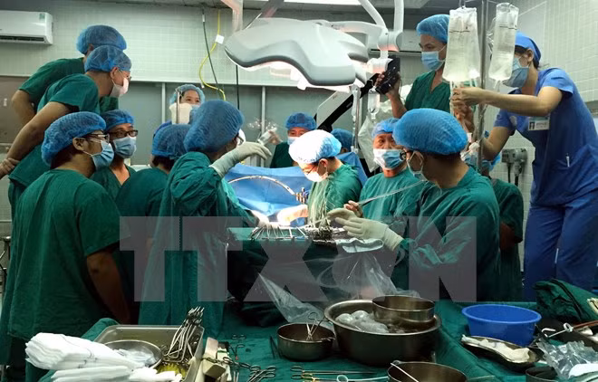 Realizan en Vietnam primer trasplante de pulmón con donantes vivos ảnh 1