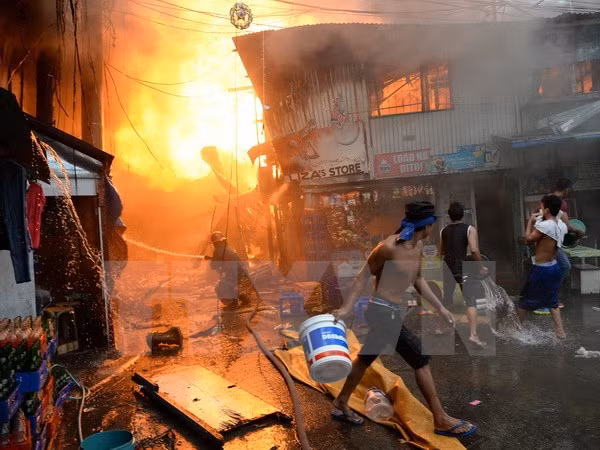 Gran incendio deja sin techo a miles de personas en Filipinas ảnh 1