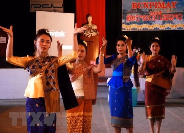 Vietnam congratula a Laos y Camboya en ocasión del Nuevo Año ảnh 1