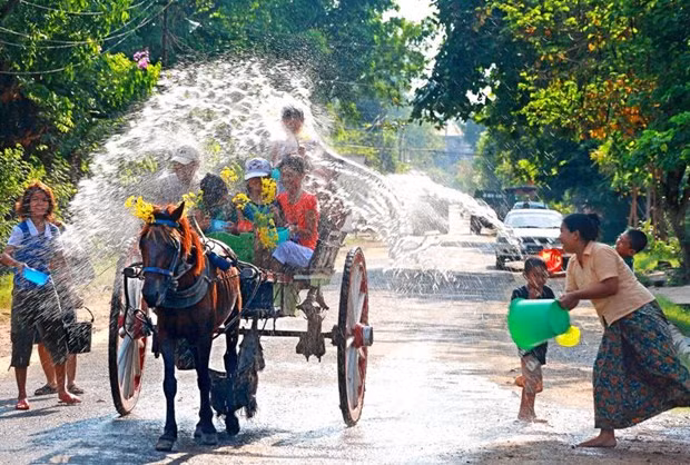 Celebran en Myanmar fiesta Thingyan, preludio del Año Nuevo ảnh 1