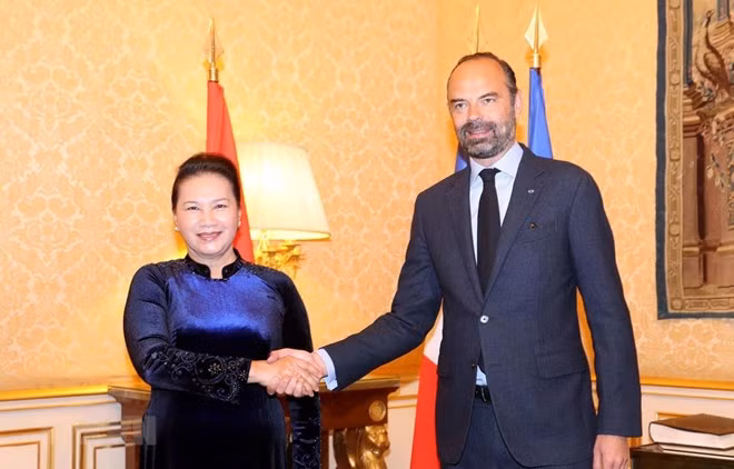 Presidenta parlamentaria vietnamita se entrevista con premier francés ảnh 1