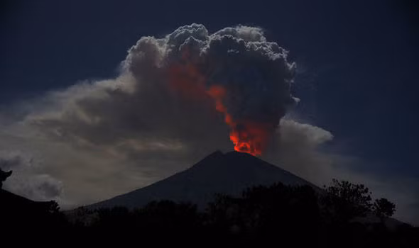 Entra en erupción volcán Agung en Bali, Indonesia ảnh 1