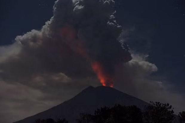 Entra volcán indonesio en erupción con columna de cenizas de dos mil metros de altura ảnh 1 Entra volcán indonesio en erupción con columna de cenizas de dos mil metros de altura ảnh 1