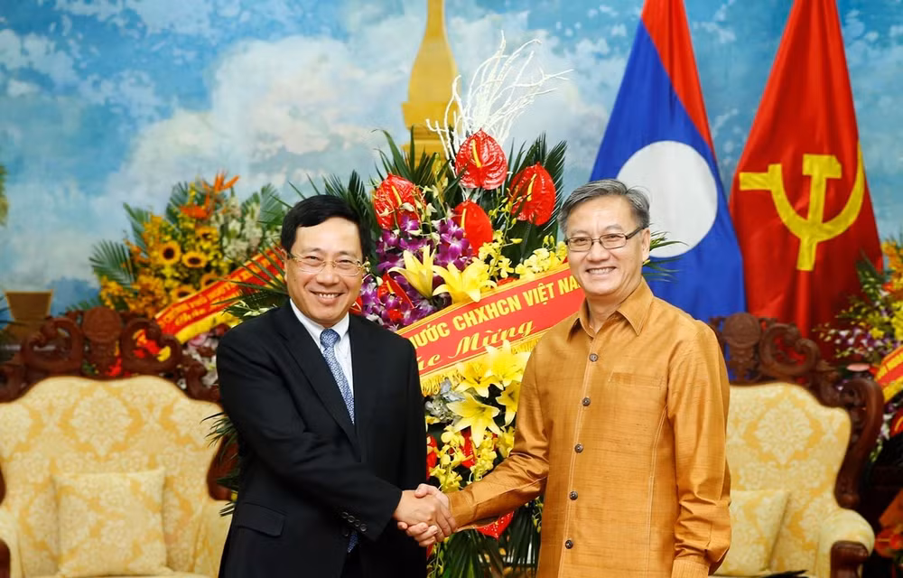Felicita vicepremier vietnamita a Laos por festival Bunpimay ảnh 1