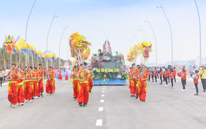 Desfile de carros alegóricos marca inicio al Carnaval de Ha Long ảnh 1