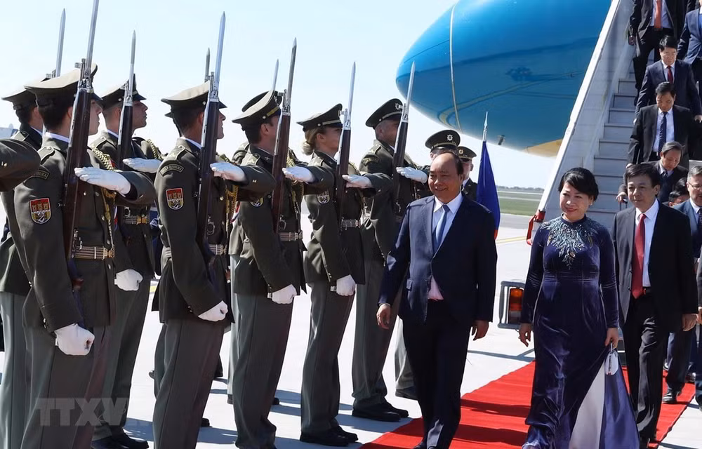 Primer ministro Nguyen Xuan Phuc comienza visita a República Checa ảnh 1