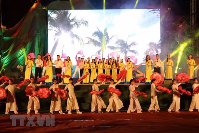 Efectúan en Vietnam programa artístico en conmemoración de efemérides nacionales ảnh 1 Efectúan en Vietnam programa artístico en conmemoración de efemérides nacionales ảnh 1