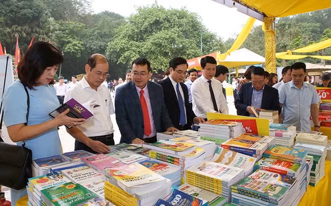 Inauguran feria de libros en ocasión del Festival del Templo de Reyes Hung ảnh 1 Inauguran feria de libros en ocasión del Festival del Templo de Reyes Hung ảnh 1