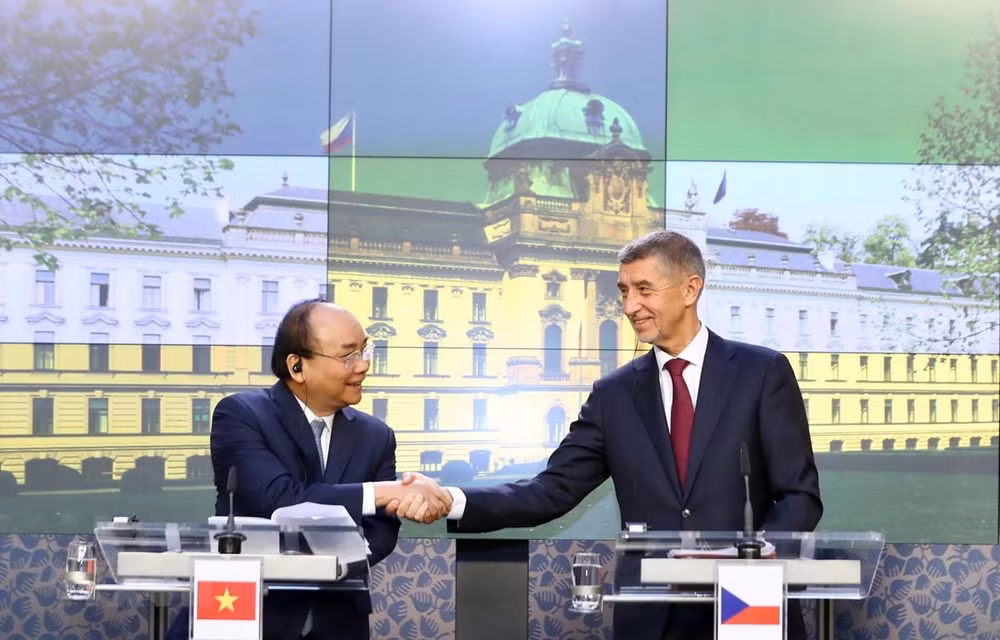 Destacan significado de gira del premier de Vietnam por Rumania y República Checa ảnh 1