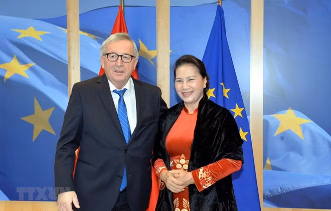 Presidenta parlamentaria de Vietnam sostuvo encuentro con titular de la Comisión Europea ảnh 1