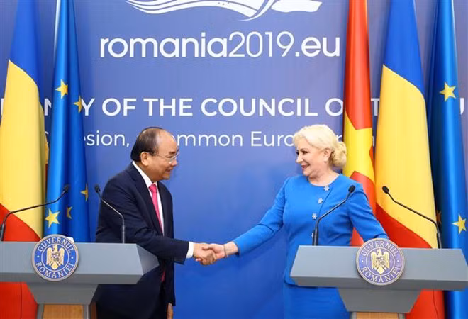 Premieres de Vietnam y Rumania copresidieron la conferencia de prensa en Bucarest ảnh 1