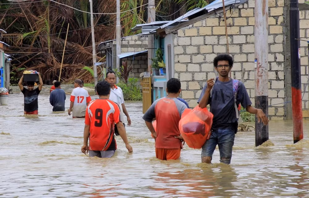 Reportan 10 muertos y ocho desaparecidos por inundaciones en Indonesia ảnh 1 Reportan 10 muertos y ocho desaparecidos por inundaciones en Indonesia ảnh 1