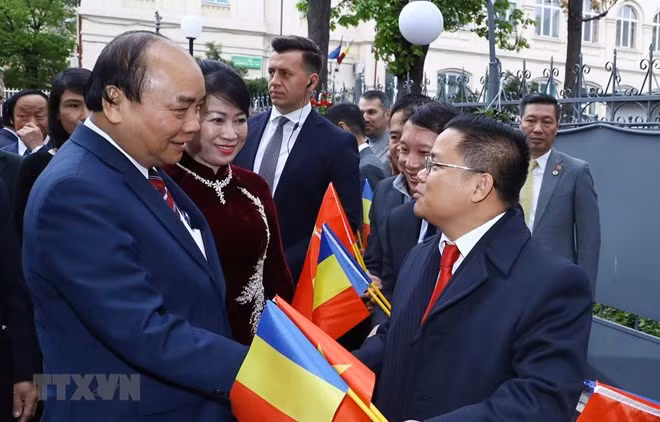 Premier vietnamita se reúne con connacionales residentes en Rumania ảnh 1