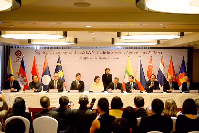 Firman ministros de Economía de ASEAN acuerdos de servicios e inversión ảnh 1