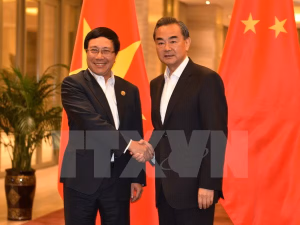 Vicepremier y canciller vietnamita se reúne con jefe de diplomacia china ảnh 1