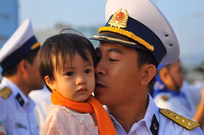 Barcos llevan la primavera a plataforma DK1, hito de soberanía marítima de Vietnam ảnh 5