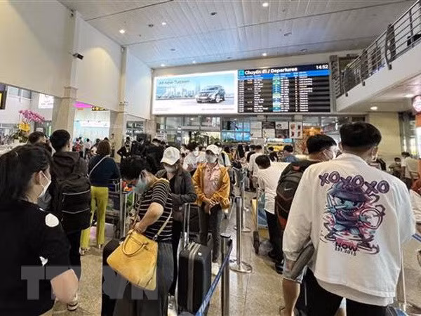 Aumento de viajeros en aeropuertos vietnamitas en vísperas de vacaciones ảnh 1