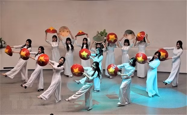Efectúan en Suiza desfile de aprendices del idioma vietnamita ảnh 1 Efectúan en Suiza desfile de aprendices del idioma vietnamita ảnh 1
