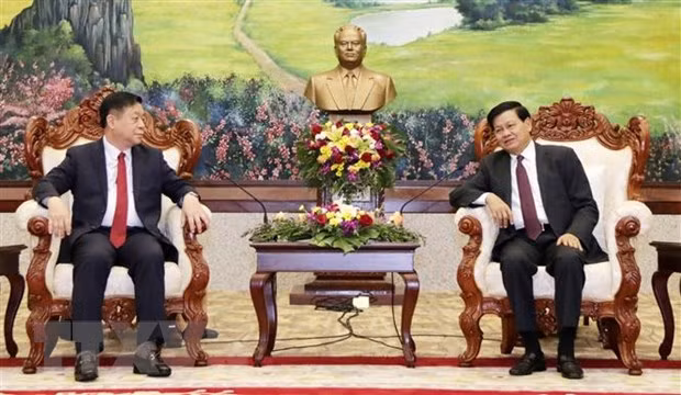 Dirigentes laosianos reciben a delegación partidista vietnamita ảnh 1