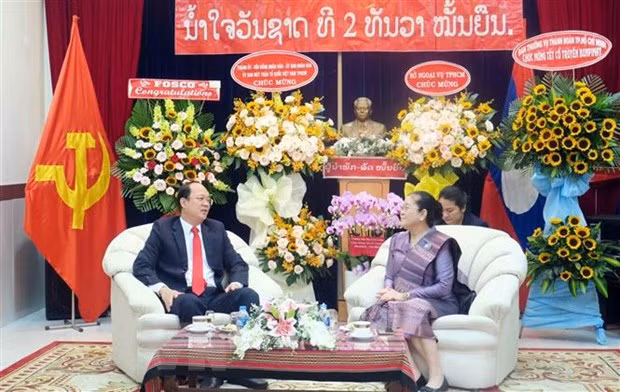 Dirigentes de Ho Chi Minh felicitan por la fiesta tradicional Bunpimay de Laos ảnh 1