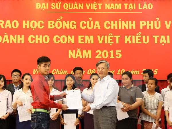  Otorgan becas a educandos vietnamitas residentes en Laos ảnh 1