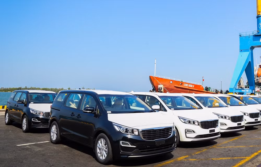 THACO exporta 40 automóviles de pasajeros Kia Grand Carnival a Tailandia ảnh 1