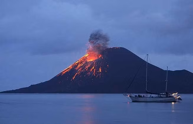 Cerrados aeropuertos indonesios por erupciones de volcanes ảnh 1