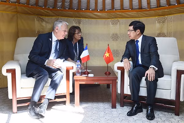 Viceprimer ministro vietnamita se reúne con dirigentes de países de ASEM ảnh 1