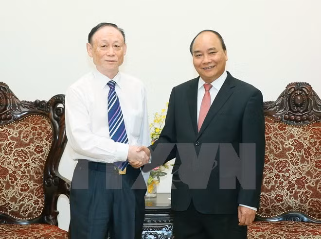 Premier de Vietnam valora proyecto chino de producción de paneles solares ảnh 1
